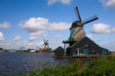 değirmen ve nehir görünümü