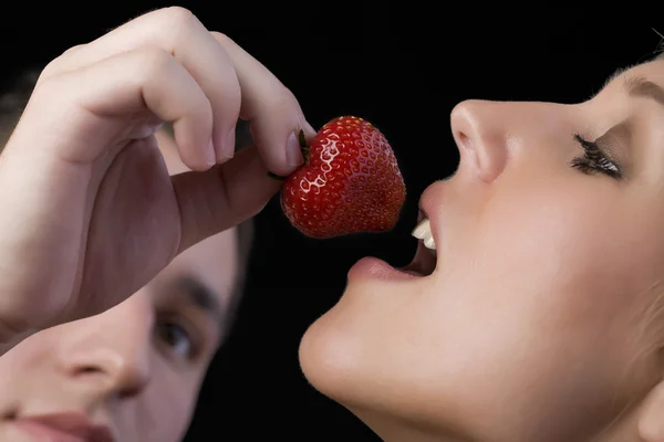 Delikanlı kız çilek beslenir. — Stok fotoğraf