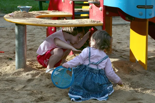 Enfants au jeu sur l'emplacement du parc de la ville en plein air — Photo