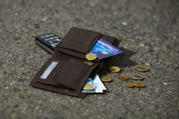 Cartera perdida y teléfono en la acera del parque — Foto de Stock