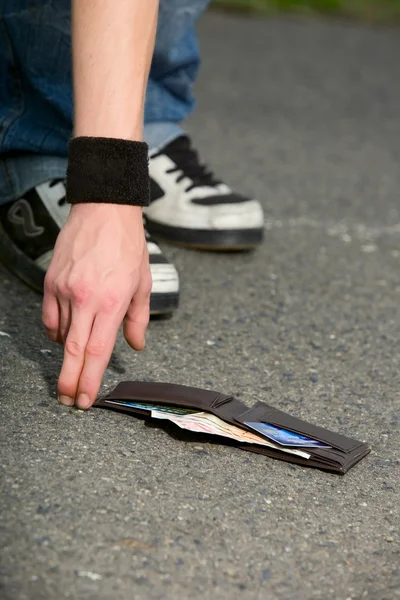 El hombre encontró la billetera de otra persona — Foto de Stock