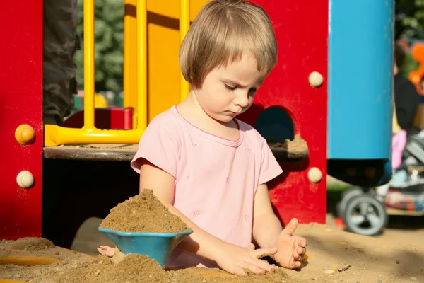 Enfants au jeu sur l'emplacement du parc de la ville en plein air — Photo