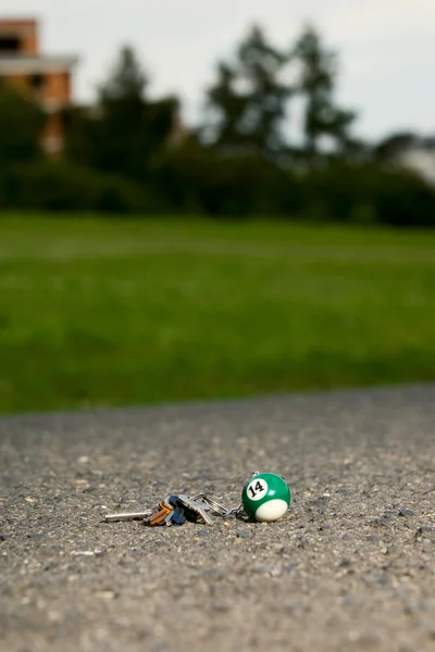 Verloren stelletje toetsen op de weg — Stockfoto