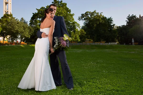 Schönes Hochzeitspaar — Stockfoto