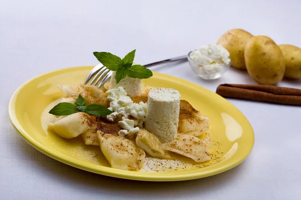 Dish of potato and cottage cheese — Stock Photo, Image