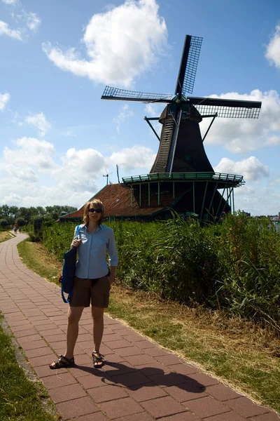 Chica en el fondo de los molinos de viento en los Países Bajos — Foto de Stock