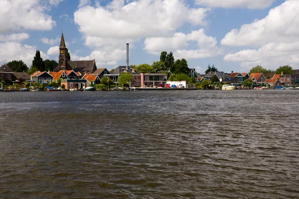 Países Bajos - pueblo por el canal — Foto de Stock