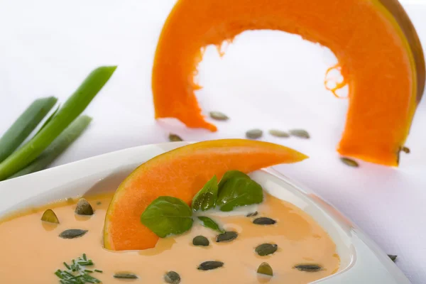 Kürbissuppe mit Kürbisscheiben — Stockfoto