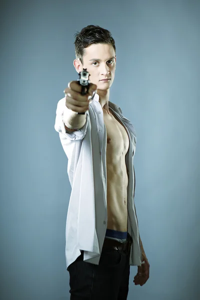 Young man with handgun — Stock Photo, Image