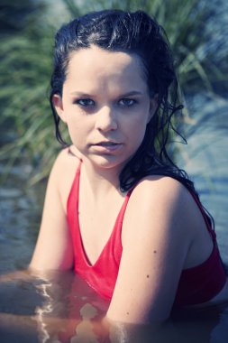 Göl kenarında genç bayan