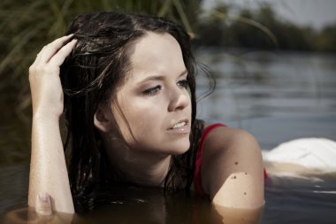 Göl kenarında genç bayan