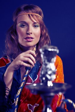 Genç kadın nargile içiyor.