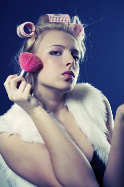 bir bebek gibi hissediyor