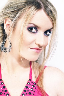 genç kadın stüdyoda poz