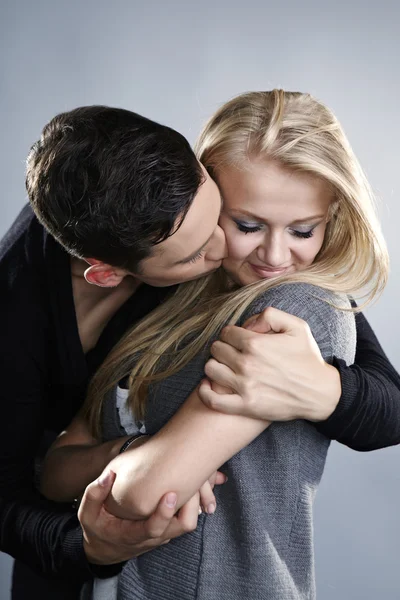 Pareja cariñosa en estudio —  Fotos de Stock