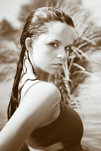 Young lady by the lake — Stock Photo, Image