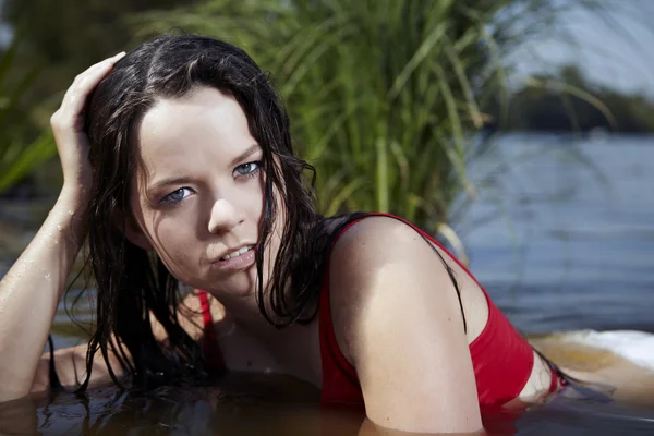 Jovem senhora junto ao lago — Fotografia de Stock