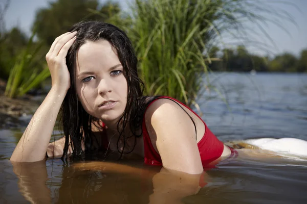 Jonge dame aan het meer — Stockfoto