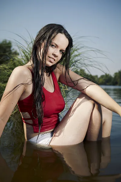 Jovem senhora junto ao lago — Fotografia de Stock