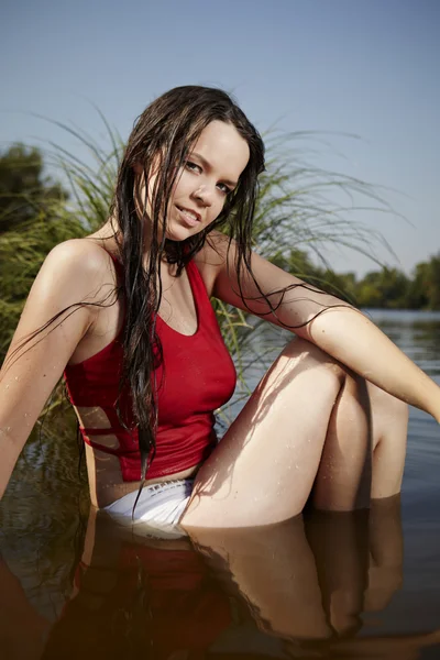 Jeune femme au bord du lac — Photo