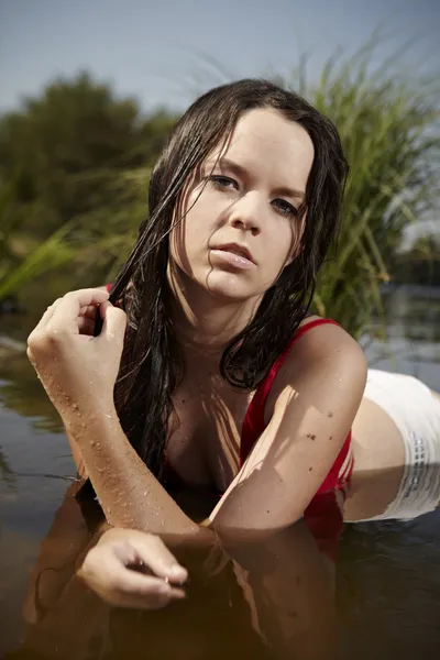 Jovem senhora junto ao lago — Fotografia de Stock