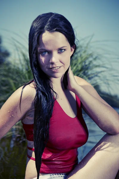 Jovem senhora junto ao lago — Fotografia de Stock