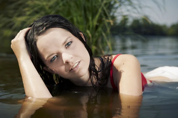 Jonge dame aan het meer — Stockfoto