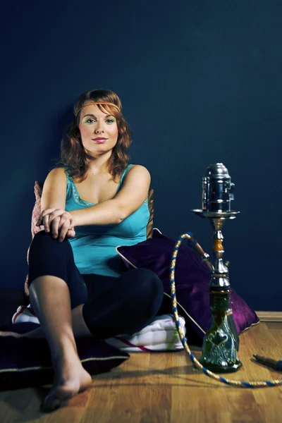 Mladá žena kouření hookah — Stock fotografie