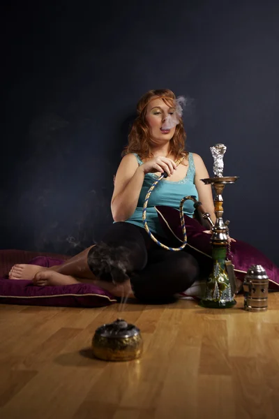 Ung kvinna rökning hookah — Stockfoto