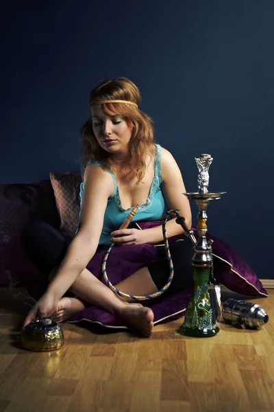 Νεαρή γυναίκα που καπνίζει ναργιλέ — Φωτογραφία Αρχείου