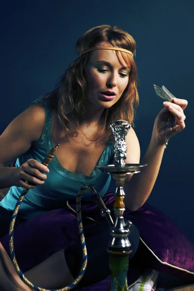 Mladá žena kouření hookah — Stock fotografie