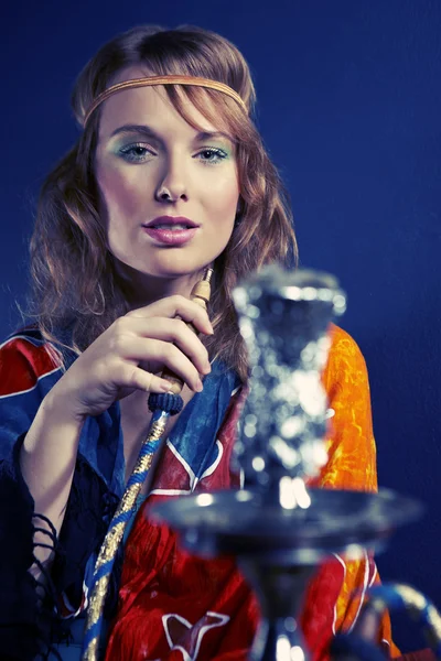 Jovem mulher fumando narguilé — Fotografia de Stock