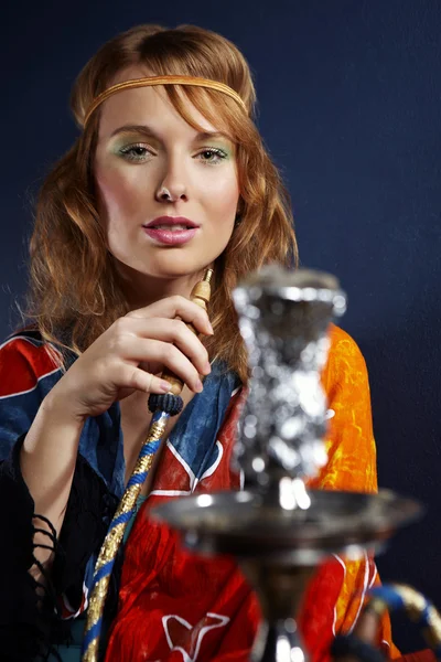 Jovem mulher fumando narguilé — Fotografia de Stock