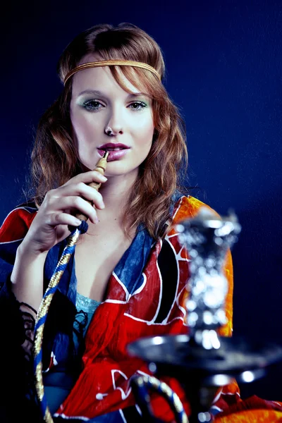 Genç kadın nargile içiyor. — Stok fotoğraf