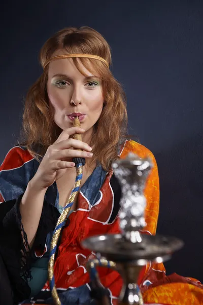 Young woman smoking hookah — Stock Photo, Image