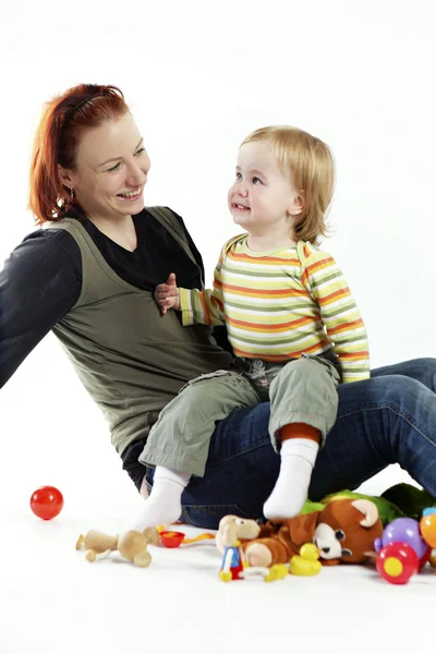 Liten flicka i studio med mamma — Stockfoto