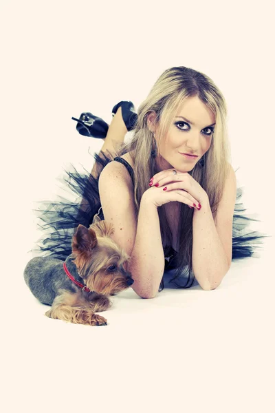 Genç kadın köpeğiyle poz — Stok fotoğraf