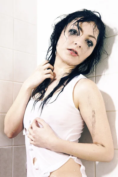Ongelukkig emo meisje in badkamer — Stockfoto