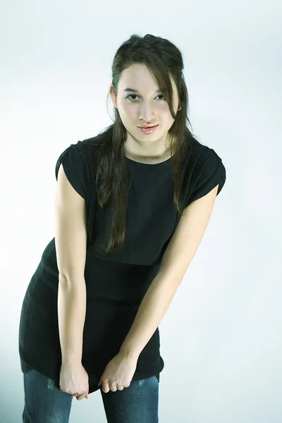 Mädchen mit langen Haaren im Studio — Stockfoto