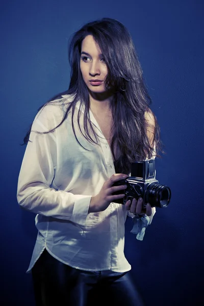 Ragazza capelli lunghi in studio — Foto Stock