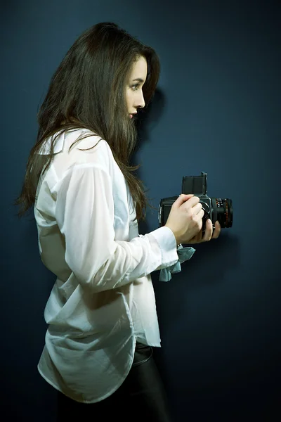 Mädchen mit langen Haaren im Studio — Stockfoto