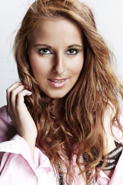 Studio moda fotoğrafları için poz kız