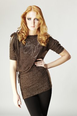 Studio moda fotoğrafları için poz kız