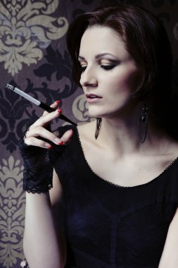 güzel bir Bayan model sigara içen poz