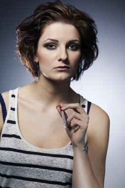 Sigara uyuşturucu kullanan kadın