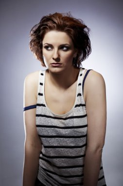 Sigara uyuşturucu kullanan kadın