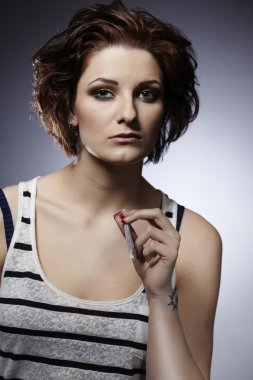 Sigara uyuşturucu kullanan kadın