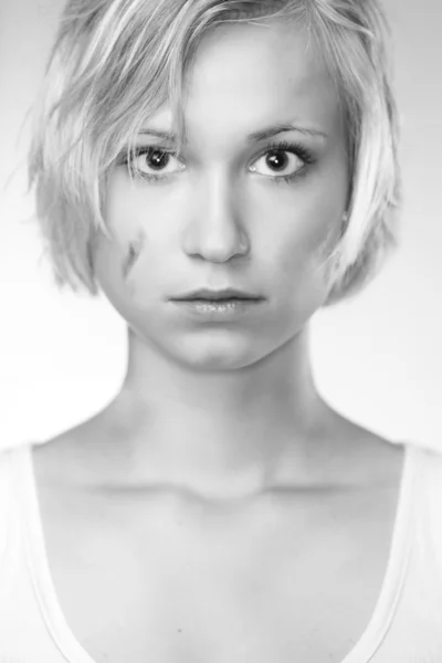 Dirty and wet hair blonde girl — Stock Photo, Image