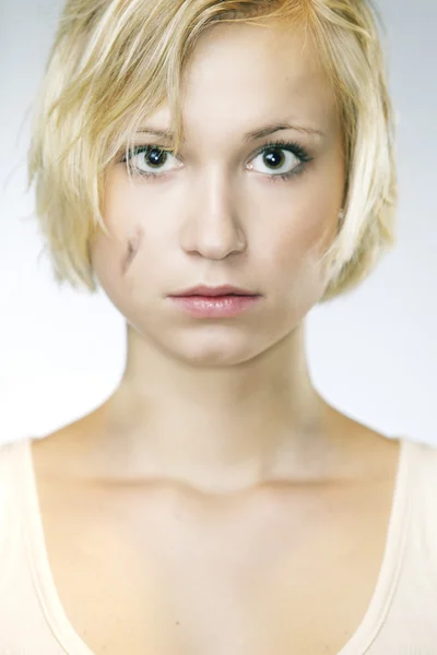 Capelli sporchi e bagnati ragazza bionda — Foto Stock