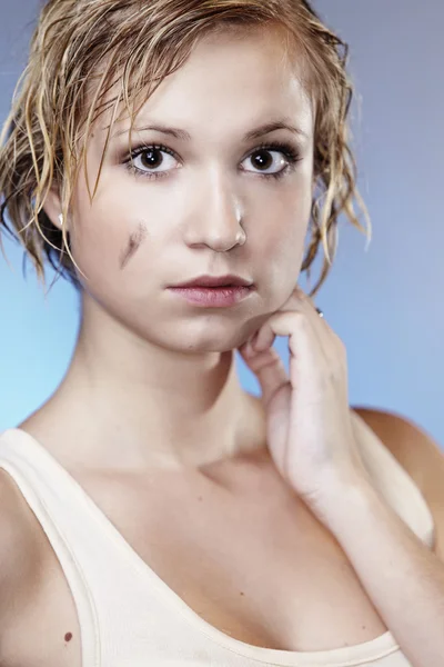 Islak ve kirli saç sarışın kız — Stok fotoğraf